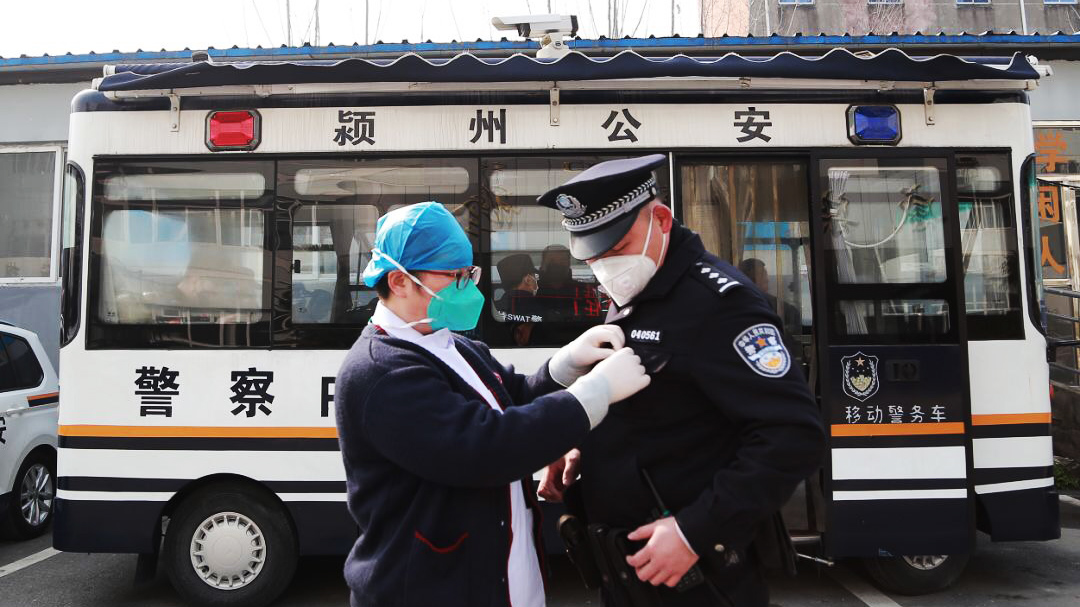 警察魏云龍：咫尺之間，各自?shī)^戰(zhàn)