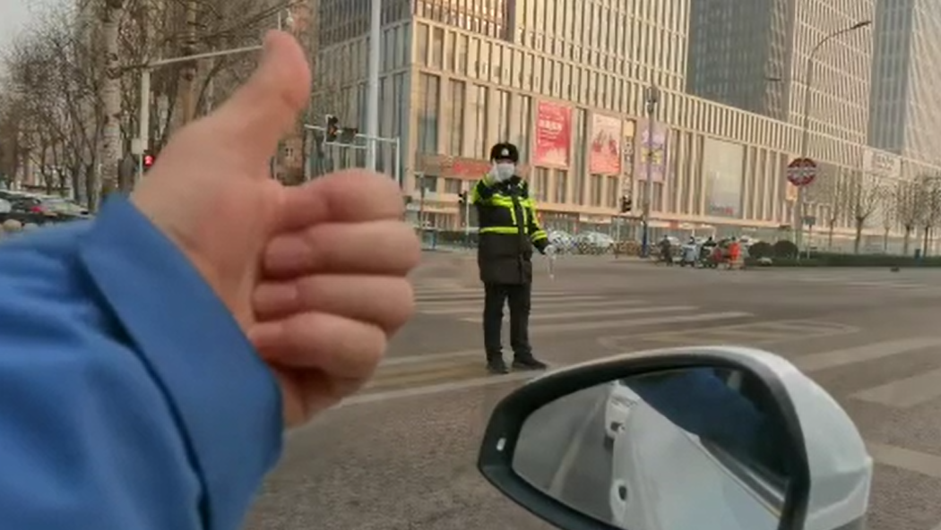 石家莊路人和交警的這個“暗號”，真暖！
